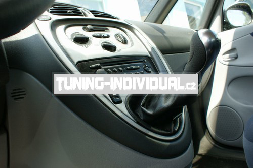 Citroen Picasso - dekor p��strojov� desky v proveden� HLIN�K