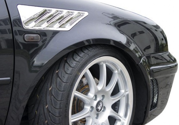 P�edn� sportovn� blatn�k na VW Golf 4 s �ern�m v�dechem, lev�